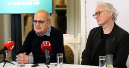 Režisori Edmunds Freibergs (no kreisās) un Pauls Timrots Latvijas Nacionālā teātra rīkotajā preses konferencē stāsta par viņu režisētajām izrādēm, kas iekļautas teātra repertuārā.