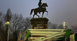 Kijivā demontēts piemineklis padomju pilsoņkara komandierim Nikolajam Ščoram.