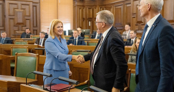 Premjere Evika Siliņa, finanšu ministrs Arvils Ašeradens un ārlietu ministrs Krišjānis Kariņš apsveic viens otru pēc budžeta pieņemšanas Saeimā.