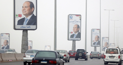 Pirms vēlēšanām Kairā lielā skaitā tika izvietoti plakāti, kuros attēlots pašreizējais Ēģiptes prezidents Abdelfatāhs el Sisi. Viņš pirms vēlēšanām spējis savā labā izmantot Izraēlas un teroristu grupējuma "Hamās" karu.