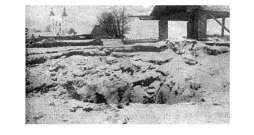 Iegruvums un šķūņa paliekas 1923. gada decembrī.