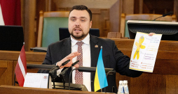 Nacionālās apvienības deputāta Jāņa Grasberga skatījumā parakstu vākšanu varētu uzskatīt par sava veida pētījumu, lai nomērītu, cik ir to, kam svarīgas konservatīvās vērtības, bet cik daudzi vēlas iet liberālisma virzienā. Nacionālās apvienības deputāta Jāņa Grasberga skatījumā parakstu vākšanu varētu uzskatīt par sava veida pētījumu, lai nomērītu, cik ir to, kam svarīgas konservatīvās vērtības, bet cik daudzi vēlas iet liberālisma virzienā.