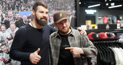Kaspars Daugaviņš (no kreisās) un Rihards Bukarts vakar piedalījās grāmatas "Sapņu komanda 2023" prezentācijā, kurā apkopotas fotogrāfijas un atmiņas par Latvijas hokeja izlases vēsturisko panākumu pasaules čempionātā.