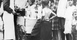 Saldējuma pārdevējs Ņujorkā 20. gs. sākumā.