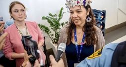 Māršala Salu klimata sūtne Tina Stege ANO klimata pārmaiņu konferences noslēgumā 13. decembrī atbild uz žurnālistu jautājumiem.