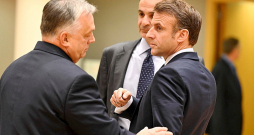 Ungārijas premjerministrs Viktors Orbāns (no kreisās) ES līderu samitā Briselē, apspriežoties ar Francijas prezidentu Emanuelu Makronu (no labās) un Grieķijas premjerministru Kirjaku Micotaki.