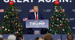 Bijušais ASV prezidents Donalds Tramps otrdien kampaņas pasākumā Aiovas štatā, kur nākamā gada 15. janvārī tiks rīkotas pirmās republikāņu priekšvēlēšanas.