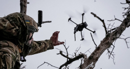 Ukraiņu karavīrs sūta uzdevumā FPV dronu kamikadzi (apgādāts ar lādiņu) Bahmutas frontē.