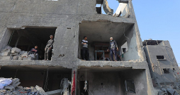 Skats uz sagrautu māju Nusairātas bēgļu nometnē Gazas joslā pēc Izraēlas spēku veiktā trieciena 18. decembrī. 