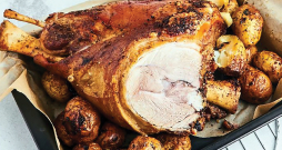 Cūkgaļas stilbs ar kraukšķīgu garoziņu.