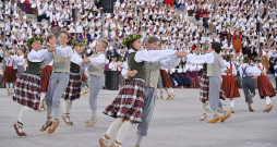 XXVII Vispārējie latviešu dziesmu un XVII deju svētki ar lielajiem un mazajiem dalībniekiem kā latviešu tautas vienotības un pašapziņas apliecinājums bija šīs vasaras galvenais notikums.