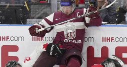 Latvijas junioru hokeja izlases kapteinis Dans Ločmelis maijā izcīnīja bronzas medaļu starp pieaugušajiem, bet gada nogalē ar trim rezultatīvām piespēlēm veicināja uzvaru pār Vācijas vienaudžiem, kas Latvijai ļāva iekļūt ceturtdaļfinālā.