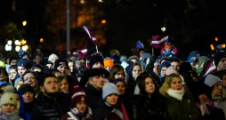 Par godu Latvijas Republikas proklamēšanas 105. gadadienai cilvēki sapulcējušies uz svētku koncertu pie brīvības pieminekļa.