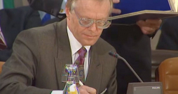 Premjers Valdis Birkavs paraksta PfP līgumu 1994. gada februārī.