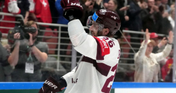 Uvis Jānis Balinskis Latvijas hokeja izlases sastāvā Pasaules hokeja čempionātā 2023. gada maijā.
