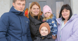 ZS "Kapteiņi" saimniece Silvija Bračka (no labās) ir gandarīta par dēla Agra (no kreisās) aizvien lielāku ieguldījumu saimniecības izaugsmē. Saimniecības darbībā iesaistās arī Agra sieva Liene, dēls Artis un meita Laila.