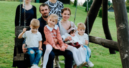 Ģimenes foto: šūpolēs sēž (no kreisās) Teodors, tētis Renārs ar meitu Tīnu klēpī, Zanda ar jaunāko meitiņu Gerdu, blakus Tālavs, aiz šūpolēm stāv vecākie bērni Viktorija un Tomass.