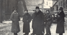 Padomju Latvijas valdības locekļi. Centrā – Pēteris Stučka. Rīga (pie tag. Saeimas ēkas), 1919. gada janvāris.