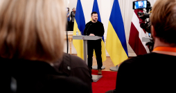 Ukrainas prezidents Volodimirs Zelenskis piedalās preses konferencē pēc tikšanās ar Latvijas Valsts prezidentu Rīgas pilī.