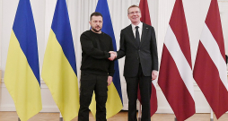 Ukrainas prezidents Volodimirs Zelenskis (no kreisās) un Latvijas Valsts prezidents Edgars Rinkēvičs tikšanās laikā Rīgas pilī.