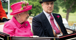 Lielbritānijas karaliene Elizabete II ar dēlu princi Endrū 2017. gadā.