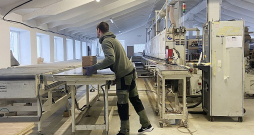 Masīvkoka mēbeļu ražošanas process ražotnē. Masīvkoka mēbeļu ražošanas process ražotnē.