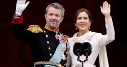 Jaunais Dānijas karalis Frederiks X un karaliene Mērija svētdien Kopenhāgenā Kristiansborgas pils balkonā sveica pie pils sanākušos iedzīvotājus.