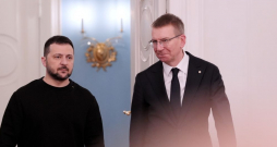 Valsts prezidents Edgars Rinkēvičs (no labās) un Ukrainas prezidents Volodimirs Zelenskis. 