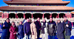 "Latvija pirmajā vietā" Saeimas deputāta un deputātu grupas sadarbībai ar Ķīnas parlamentu priekšsēdētāja Aināra Šlesera delegācijas kopbilde Ķīnā. 