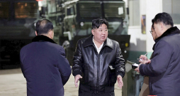 Ziemeļkorejas līderis Kims Čenuns inspekcijas braucienā kādā bruņojuma rūpnīcā. Ziemeļkorejas armija varot "nomierināt visu Dienvidkorejas teritoriju".