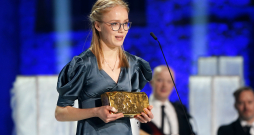 Vieglatlēte Agate Caune ar saņemto "Trīs zvaigžņu balvu" nominācijā "Gada sportiste" apbalvošanas ceremonijas laikā "Hanzas peronā".