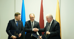 Latvijas, Lietuvas un Igaunijas aizsardzības ministri piektdien parakstīja vienošanos par Baltijas aizsardzības līnijas izveidi, lai stiprinātu Baltijas valstu un NATO austrumu robežu.