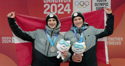Latvijas jaunie kamaniņu braucēji Jānis Gruzdulis-Borovojs (no kreisās) un Ēdens Čepulis ar Jaunatnes ziemas olimpisko spēļu sudraba medaļām.