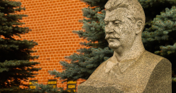 Staļina kapa piemineklis pie Kremļa sienas Sarkanajā laukumā.