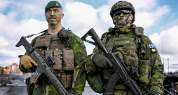 Somijas un Zviedrijas karavīri piedalās kopīgās mācībās.
Somija jau ir kļuvusi par NATO dalībvalsti, un drīzumā aliansē
varētu uzņemt arī Zviedriju. Somijas labi apmācītā un teicami bruņotā armija ir vērtīgs papildinājums NATO spēku stiprināšanai Baltijas reģionā.