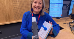 Nora Ikstena. Viesojoties Latvijas Radio raidījumā "Kultūras rondo". Nora Ikstena. Viesojoties Latvijas Radio raidījumā "Kultūras rondo".