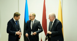 Igaunijas aizsardzības ministrs Hanno Pevkurs (no kreisās), Latvijas aizsardzības ministrs Andris Sprūds un Lietuvas aizsardzības ministrs Arvīds Anušausks piedalās preses konferencē, kurā tika parakstīta vienošanās par Baltijas aizsardzības līnijas izveidi, lai stiprinātu Baltijas valstu un Nato austrumu robežu.