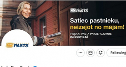 "Latvijas Pasts" daudzviet, arī sociālajos tīklos, reklamē pakalpojumu, kad pastnieku varot uzaicināt uz mājām, un stāsta par pakomātu attīstību.