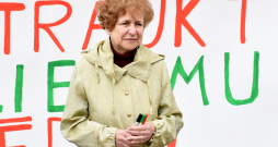 Eiropas Parlamenta deputāte Tatjana Ždanoka piedalās Latvijas Krievu savienības rīkotajā protesta akcijā Rātslaukumā pret aizliegumu rīkot protesta akcijas.