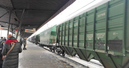 Kravas vilciena vagoni ar uzrakstu krievu valodā "graudi" Rīgas Centrālajā dzelzceļa stacijā.