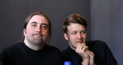 Artis Orubs (no kreisās) arī Spīķeru koncertzālē saistīja ar spēles virtuozajiem rakursiem, ritma izjūtas precizitāti un spēju iekļauties ansamblī. Attēlā: 2017. gadā kopā ar “Riga Jazz Stage” konkursa dalībnieku, ģitāristu Rihardu Gobu.