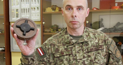 Virsseržants Pēteris Bērziņš rāda klasisku nevadāmas kājnieku mīnas paraugu. Šī mīna ražota jau PSRS, tagad Krievijā. To Krievijas - Ukrainas karā plaši izmantojot abas puses.