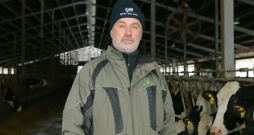 Jeru pagasta un Latvijas visražīgākā piena govju ganāmpulka saimnieks Aldis Kļaviņš uzsver – augsta izslaukuma sasniegšanai svarīgi ir daudzi nosacījumi, toskait ģenētika, lopbarība, labturība, menedžments. Saimnieks arī atzīst, ka viņam paveicās "pareizajā laikā satikt pareizos cilvēkus", ar to domājot Latvijā cienījamo veterinārijas profesionāli Egilu Juitinoviču.
