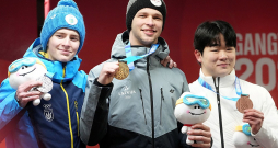 Emīls Indriksons (centrā) ar Jaunatnes ziemas olimpisko spēļu zelta medaļu skeletonā. Siguldietis izcīnīja pārliecinošu uzvaru, par vairāk nekā sekundi apsteidzot sudraba ieguvēju Jaroslavu Lavreņuku no Ukrainas (pa kreisi) un dienvidkorejieti Jonsū Šinu.