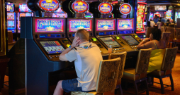 Jau pagājušā gadsimta 90. gadu sākumā Latvijas uzņēmēji
aptvēra, ka ruletes, blekdžeka vai citu kāršu spēļu spēlētāju,
kā arī dārgu kazino apmeklētāju loks vispār vienmēr būs ierobežots, tādēļ azartspēles jāpadara tuvākas tautai, un to var panākt tikai ar spēļu automātu palīdzību.