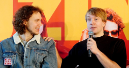 Aktieris Kārlis Arnolds Avots (no kreisās) un režisors Staņislavs Tokalovs preses konferencē.