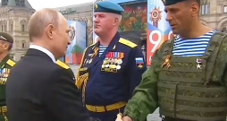 Kareivis spiež roku diktatoram Vladimiram Putinam.