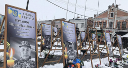 Ukrainas pilsētu centros izvietoti kritušo karavīru portreti, virs tiem rakstīts: "Slava varoņiem!".