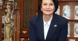 Oksana Sičko, neiroloģe, Ukrainas atbalsta biedrības "SICH" vadītāja: "Aicinu Latviju mācīties no Ukrainas kļūdām un krīzes situācijām gatavoties miera laikos. Sākoties karam, valstī nebija teju nekādu medikamentu rezervju, un situāciju vēl vairāk pasliktināja tas, ka pirms tam vairākus gadus pasaule bija dzīvojusi pandēmijas ēnā. Latvijai ir jāveido ne tikai neatliekamās medicīniskās palīdzības krājumi, bet arī zāļu krājumi hroniskajiem pacientiem, kuri nedrīkst pārtraukt savu terapiju. Valstij ir jārūpējas, lai vietējā zāļu ražošana tiktu vēl vairāk atbalstīta un tādējādi varētu nodrošināt, ka jebkādas ārkārtas situācijas apstākļos Latvijas pacientiem ir pieejamas zāles vismaz 3–6 mēnešiem."
