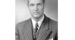 Džordžs Kenans (1904–2005).